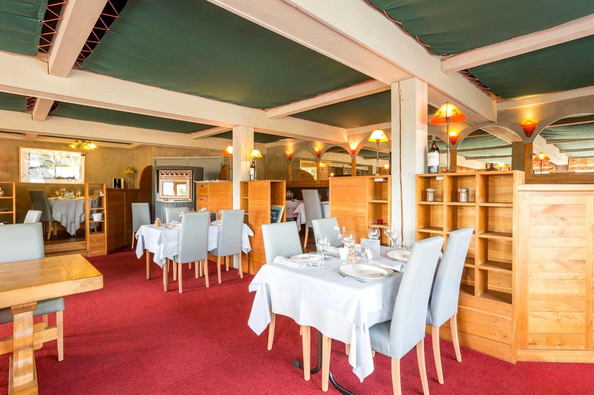 Hotel Restaurant La Tour Dunières Extérieur photo